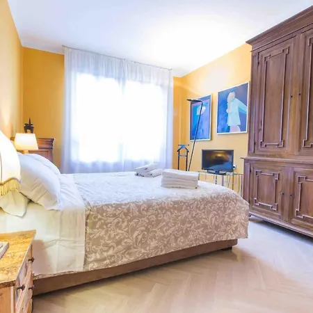 Art Painting Apartment With Canal View-2