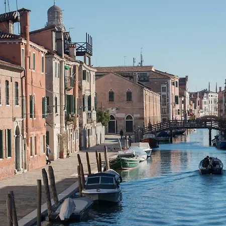 Art Painting Apartment With Canal View-3